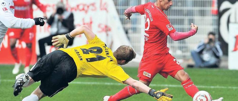 Vorbeiziehen, bevor es vorbei ist. Kurz vor dem Schlusspfiff erzielt Karim Benyamina das Siegtor für den 1. FC Union. Foto: dpa