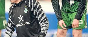 Nach unten. Wiese (l.) und Prödl übersetzen das Ergebnis in Körpersprache. Foto: dapd