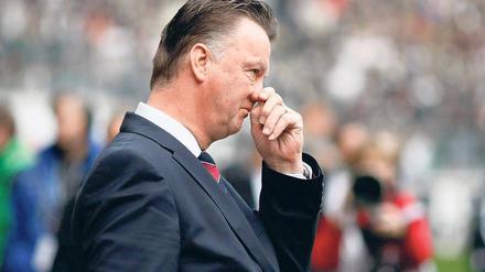 Erst schweigen, dann brüllen. Louis van Gaal wartet auf den Anpfiff. Am Ende wird er seine Spieler in der Kabine anschreien. Foto: Reuters