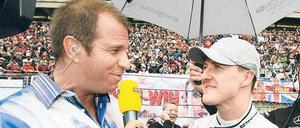 Buntes Hemd, gelbes Mikro – so kennen die RTL-Zuschauer Formel-1-Reporter Kai Ebel, der beim Grand Prix von China 2010 gerade Michael Schumacher interviewt.