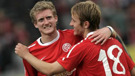 Die beiden Mainzer Spieler Lewis Holtby (r) und André Schürrle stehen vor ihrem Debüt in der deutschen Fußball-Nationalmannschaft.