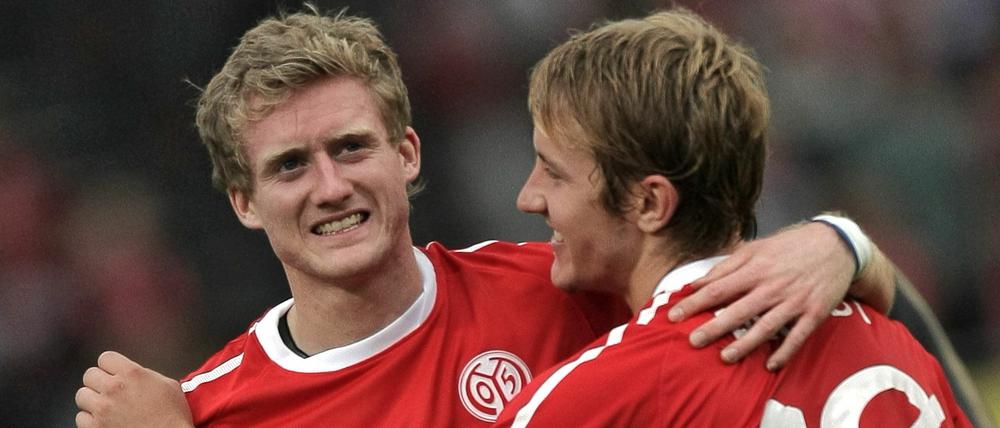 Die beiden Mainzer Spieler Lewis Holtby (r) und André Schürrle stehen vor ihrem Debüt in der deutschen Fußball-Nationalmannschaft.