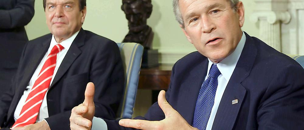 Bundeskanzler Gerhard Schröder (l) traf am 27.06.2005 im Oval Office des Weißen Hauses in Washington mit US-Präsident George Bush (r) zusammen.