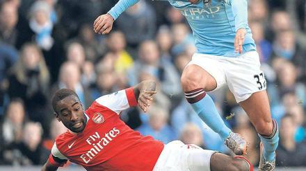Nicht aufzuhalten. Carlos Tevez (in Blau) und Manchester City könnten am Saisonende vor dem großen Rivalen United landen. Foto: AFP