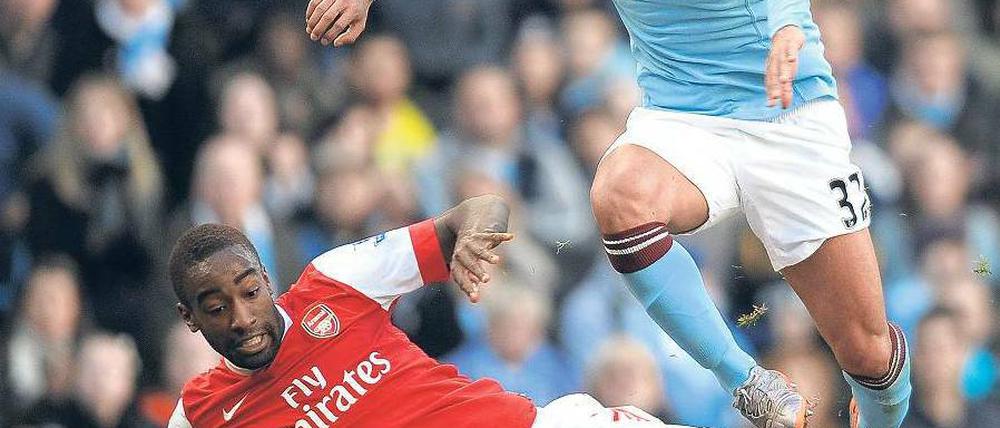 Nicht aufzuhalten. Carlos Tevez (in Blau) und Manchester City könnten am Saisonende vor dem großen Rivalen United landen. Foto: AFP