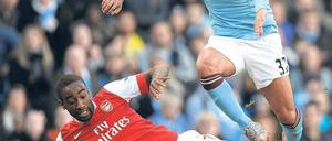 Nicht aufzuhalten. Carlos Tevez (in Blau) und Manchester City könnten am Saisonende vor dem großen Rivalen United landen. Foto: AFP