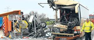 Seite aufgerissen. Der Bus wurde bei der Kollision mit dem Baufahrzeug zu einem Wrack.Foto: dpa