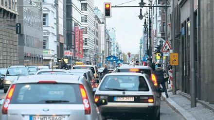 Kein Durchkommen. An der Friedrichstraße stauten sich die Autos. Foto: Paul Zinken