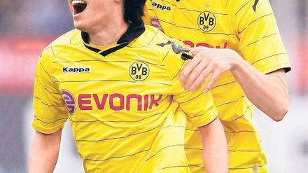 Zu zweit jubelt es sich schöner. Die Dortmunder Neven Subotic (rechts) und Shinji Kagawa feiern das Tor zum 1:0. Foto: Reuters