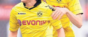 Zu zweit jubelt es sich schöner. Die Dortmunder Neven Subotic (rechts) und Shinji Kagawa feiern das Tor zum 1:0. Foto: Reuters