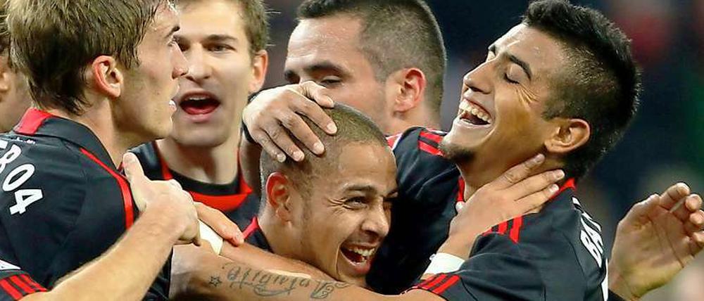 Die Leverkusener feiern ihren Matchwinner, Doppeltorschütze Sidney Sam.