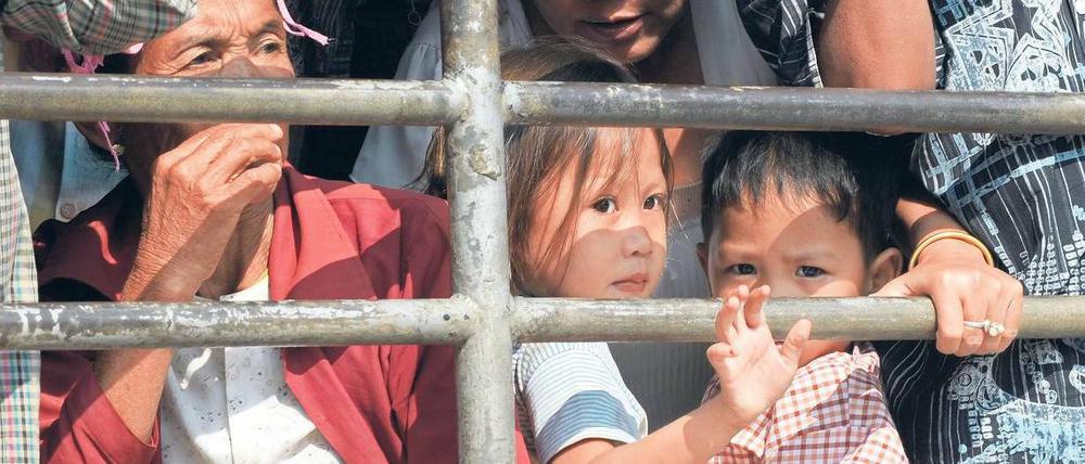 Flucht. An der Grenze zu Thailand kämpfen Truppen mit Abtrünnigen. Die Bevölkerung dort flieht deshalb ins Landesinnere oder in das Nachbarland. Foto: Pornchai Kittiwongsakul / AFP