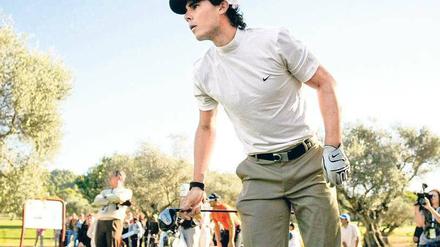 Hauptsache Schläger. Rafael Nadals Knie schmerzen fast schon chronisch, auch wenn er wie hier Golf spielt. Jetzt streikt sein Körper auch an anderer Stelle. Foto: dpa