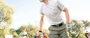 Hauptsache Schläger. Rafael Nadals Knie schmerzen fast schon chronisch, auch wenn er wie hier Golf spielt. Jetzt streikt sein Körper auch an anderer Stelle. Foto: dpa