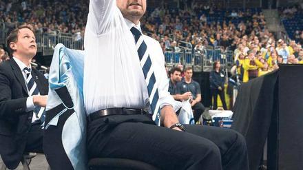 Rollstuhlbasketball. Albas Trainer Pavicevic coacht im Sitzen. Foto: camera 4