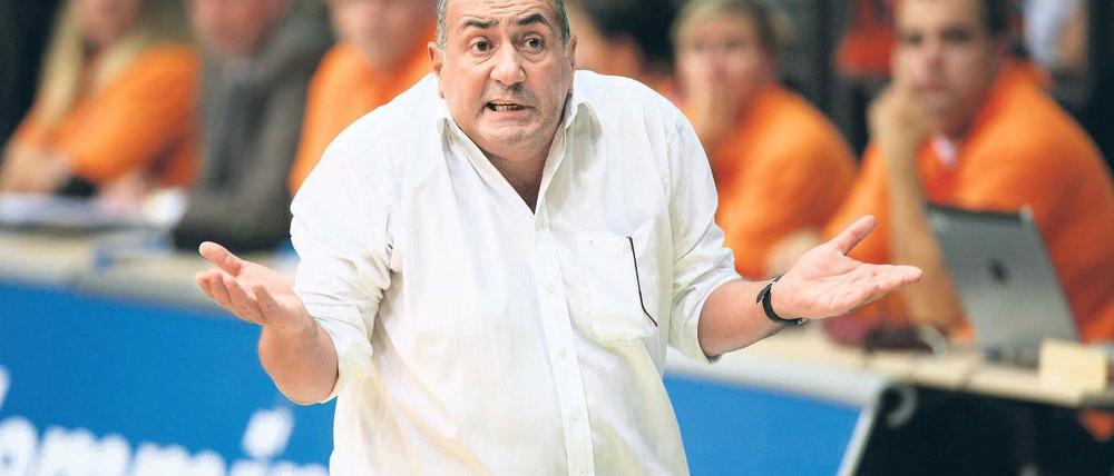 Weißer Ritter. Wenn Murat Didin nicht gerade am Spielfeldrand lamentiert, fädelt er Sponsorendeals für Basketballvereine und -ligen ein. 