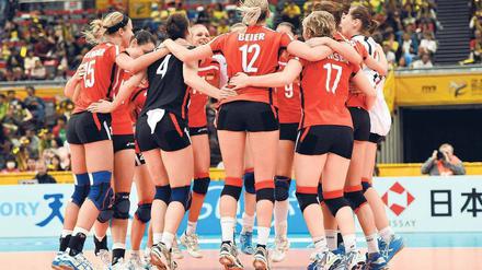 Jubel mit Tradition. Ihre Siege (wie hier gegen Tschechien) feiern die deutschen Volleyballerinnen am liebsten im Kreis. Foto: Nordphoto