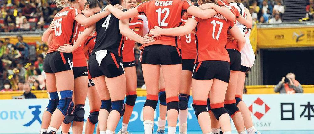 Jubel mit Tradition. Ihre Siege (wie hier gegen Tschechien) feiern die deutschen Volleyballerinnen am liebsten im Kreis. Foto: Nordphoto