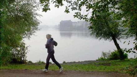 Der Großteil des Uferrundwegs in Alt-Stralau ist bereits fertiggestellt und ist ein beliebtes Ausflugsziel für Familien und Jogger.