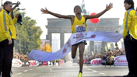 Haile Gebrselassie hatte eine besondere Beziehung zu Berlin. Viermal hintereinander gewann er den Berlin-Marathon. 2007 und 2008 verbesserte er die Weltbestzeit in Berlin. Hier im Bild der Zieleinlauf 2008 in 2:03:59 Stunden. Die Bestmarke gilt bis heute.