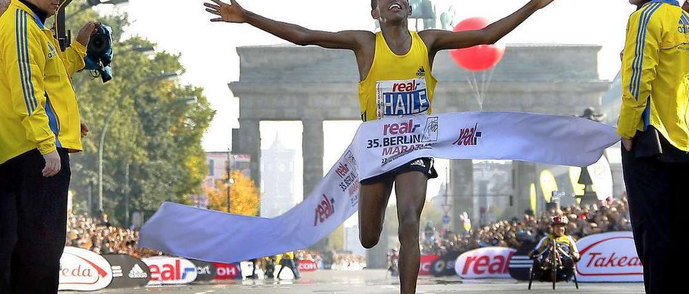 Haile Gebrselassie hatte eine besondere Beziehung zu Berlin. Viermal hintereinander gewann er den Berlin-Marathon. 2007 und 2008 verbesserte er die Weltbestzeit in Berlin. Hier im Bild der Zieleinlauf 2008 in 2:03:59 Stunden. Die Bestmarke gilt bis heute.