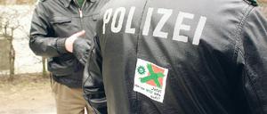 Den Rücken gekehrt. Im Ärger um das Namensschild für Polizisten zeichnet sich eine Lösung ab. Jetzt wird wohl ein Nummernschild daraus.