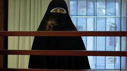 Die wegen mutmaßlicher Unterstützung islamistischer Terrororganisationen angeklagte Filiz G. erschien vor Gericht in einer Burka. Zum Prozessbeginn am 05. November steht sie im Berliner Kammergericht hinter einem Sicherheitsglas.