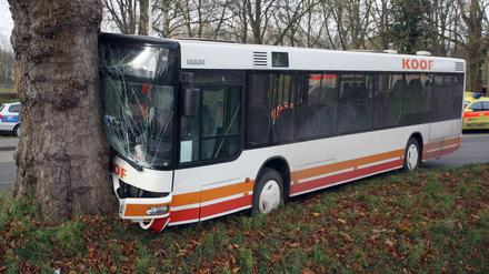 Bei dem Unfall wurden der Busfahrer und mehrere Kinder verletzt.