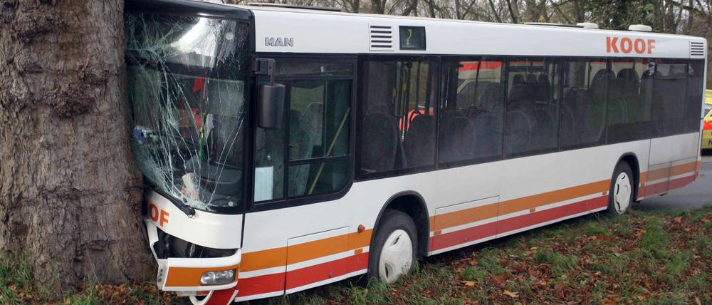 Bei dem Unfall wurden der Busfahrer und mehrere Kinder verletzt.