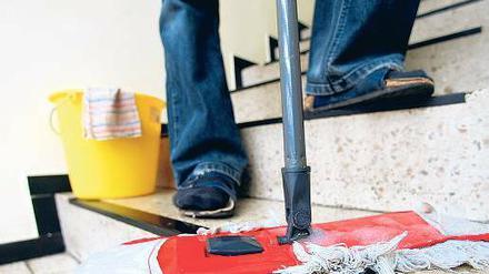 Regulär oder nicht? Ein-Euro-Jobs sollen zusätzliche, im öffentlichen Interesse stehende Tätigkeiten sein, die den Wettbewerb nicht verzerren. Bei Reinigungsarbeiten etwa ist das nicht so eindeutig. 