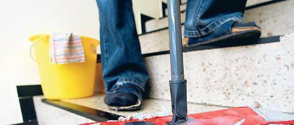 Regulär oder nicht? Ein-Euro-Jobs sollen zusätzliche, im öffentlichen Interesse stehende Tätigkeiten sein, die den Wettbewerb nicht verzerren. Bei Reinigungsarbeiten etwa ist das nicht so eindeutig.