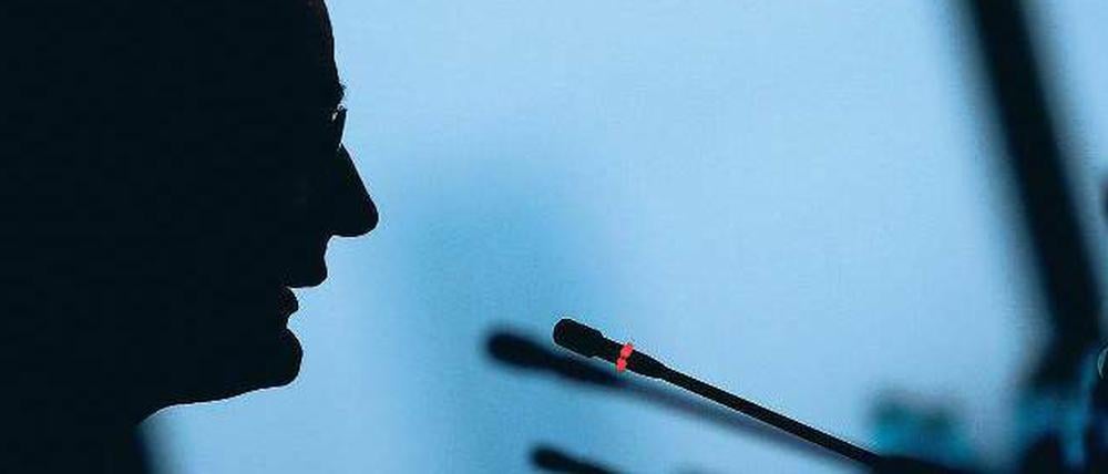Unerwünschte Person. Bankchef Nonnenmacher wird vorgeworfen, einen Manager durch fingierte Beweismittel aus der Bank gedrängt zu haben. 