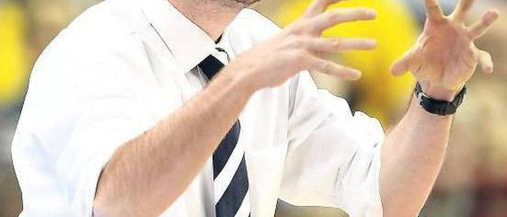 Luka Pavicevic, 42, ist seit 2007 Trainer der Basketballer von Alba Berlin. Seine größten Erfolge in dieser Zeit waren der Meistertitel 2008, der Pokalsieg 2009 sowie das Erreichen des Eurocup-Endspiels 2010. Als Spieler gewann der Serbe zwischen 1989 und 1991 dreimal in Folge die Europaliga. Foto: Streubel