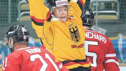 Schon wieder euphorisch. Alexander Weiss bejubelt sein Tor gegen Kanada. Foto: dpa