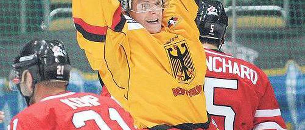 Schon wieder euphorisch. Alexander Weiss bejubelt sein Tor gegen Kanada. Foto: dpa