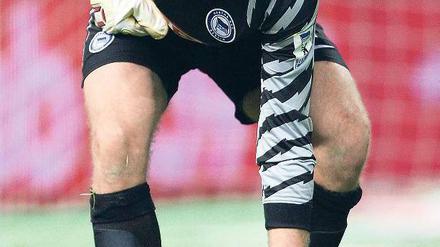Das Knie schmerzt. Maikel Aerts hat sich das Kreuzband angerissen. Foto: Ottke