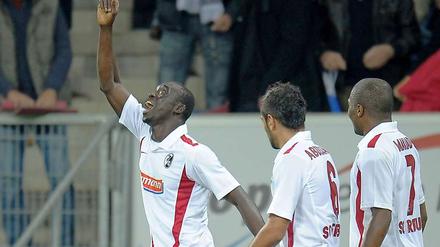 Papiss Demba Cissé (links) bescherte den Freiburgern einen schönen Sonntagabend.