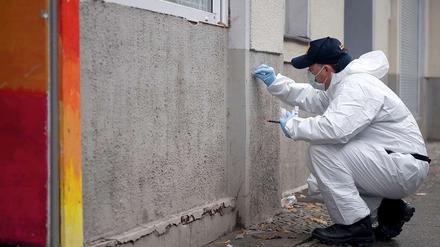 Bei einer Schießerei in der Neuköllner Emser Straße sind in der Nacht zum Freitag zwei Personen schwer verletzt worden. Die Spurensicherung untersucht am Freitagmorgen den Tatort.