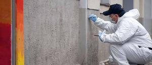 Bei einer Schießerei in der Neuköllner Emser Straße sind in der Nacht zum Freitag zwei Personen schwer verletzt worden. Die Spurensicherung untersucht am Freitagmorgen den Tatort.