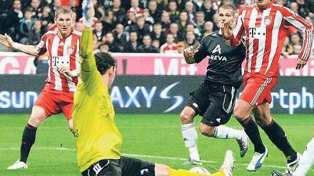 Wo ein Stürmer stehen muss. Danijel Pranjic (nicht im Bild) hat geflankt, Mario Gomez (rechts) wird den Ball gleich zum 1:0 ins Tor schieben. Foto: Reuters