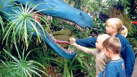 Auf den Zahn gefühlt. In der Biosphäre wurden bereits Dinosaurier gezeigt. Bald sollen sogar lebende Echsen folgen – wenn es nach den Plänen der neuen potenziellen Betreiber ginge, die hier eine Krokodilfarm einrichten wollen. Foto: p-a/promo