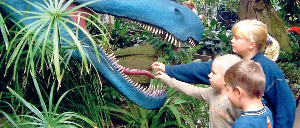 Auf den Zahn gefühlt. In der Biosphäre wurden bereits Dinosaurier gezeigt. Bald sollen sogar lebende Echsen folgen – wenn es nach den Plänen der neuen potenziellen Betreiber ginge, die hier eine Krokodilfarm einrichten wollen. Foto: p-a/promo