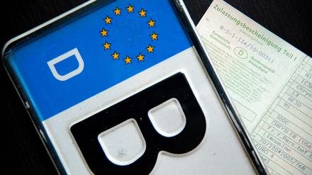 Ein Berliner Kennzeichen zu bekommen kann mitunter lang dauern. Vor allem für die Händler hat das finanzielle Konsequenzen.