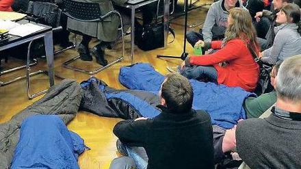 Camp-In. Studierende in Jena demonstrieren im Stadtrat auf Schlafsäcken, um auf den Mangel an Wohnraum aufmerksam zu machen: Ein Zeichen, dass auch in den Osten immer mehr Studenten kommen. Das Land hat jetzt trotzdem den Unis die Etats gekürzt. Foto: dapd