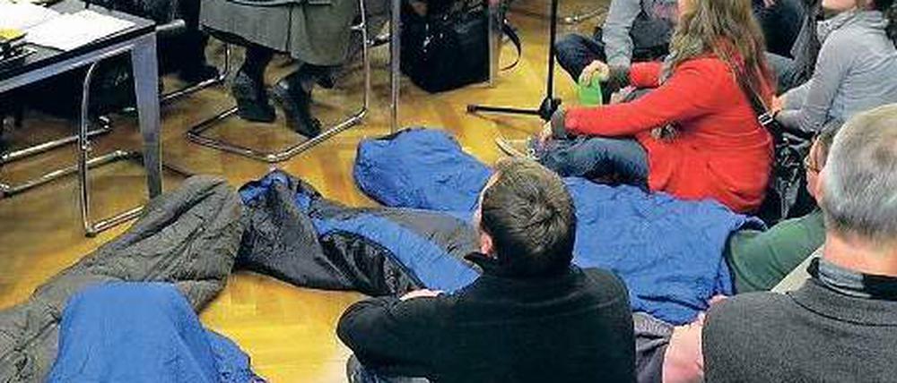 Camp-In. Studierende in Jena demonstrieren im Stadtrat auf Schlafsäcken, um auf den Mangel an Wohnraum aufmerksam zu machen: Ein Zeichen, dass auch in den Osten immer mehr Studenten kommen. Das Land hat jetzt trotzdem den Unis die Etats gekürzt. Foto: dapd