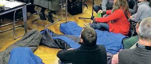 Camp-In. Studierende in Jena demonstrieren im Stadtrat auf Schlafsäcken, um auf den Mangel an Wohnraum aufmerksam zu machen: Ein Zeichen, dass auch in den Osten immer mehr Studenten kommen. Das Land hat jetzt trotzdem den Unis die Etats gekürzt. Foto: dapd