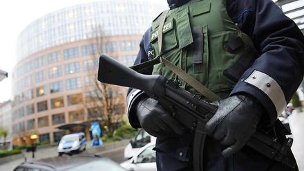 Auch vor dem Bundesinnenministerium in Alt-Moabit zogen Polizisten mit Maschinenpistolen auf - doch nicht nur hier.