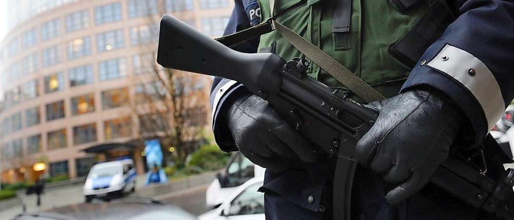 Auch vor dem Bundesinnenministerium in Alt-Moabit zogen Polizisten mit Maschinenpistolen auf - doch nicht nur hier.