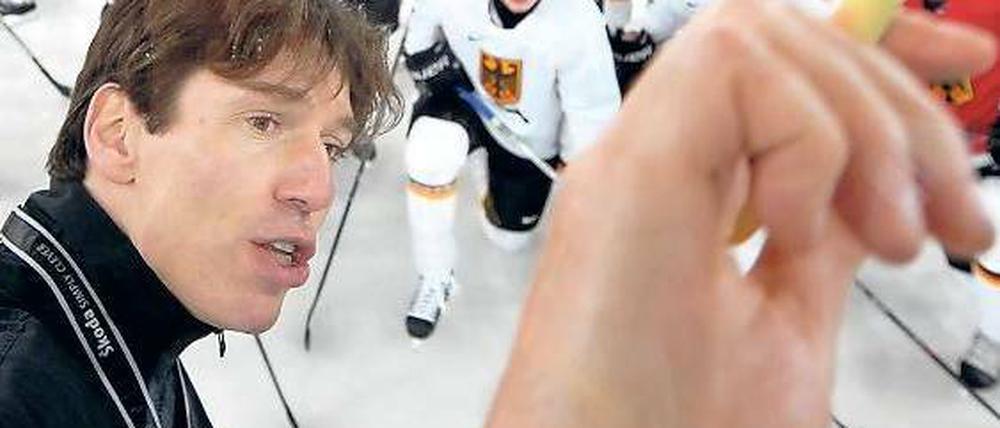 Geht er stiften? Uwe Krupp liebäugelt mit einem Job in der DEL. Foto: dpa