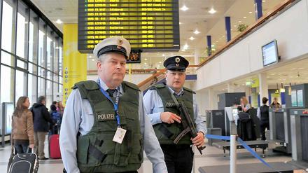 Ebenso am Flughafen Schönefeld, wo die Polizei die Anzahl der Sicherheitsteams gleichfalls erhöht hat.